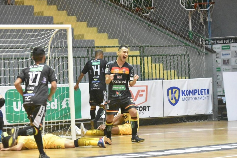 Blumenau Futsal/FMD vence e lidera Copa Uniasselvi