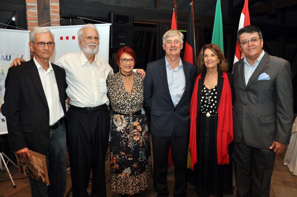 Público prestigia lançamento do Livro Colônia Blumenau