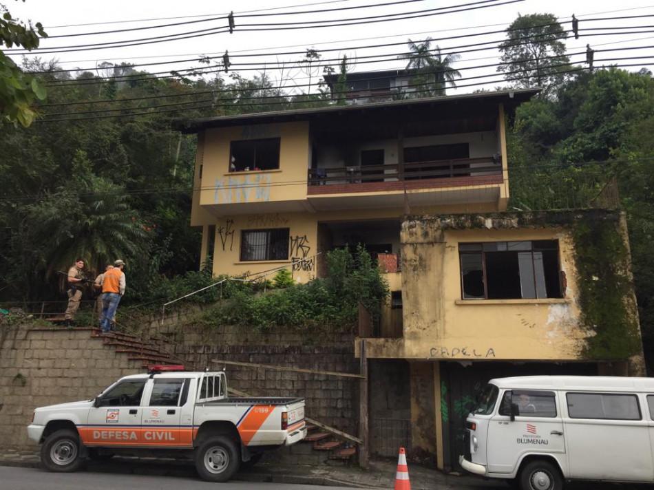 Defesa Civil realiza desocupação em área de risco