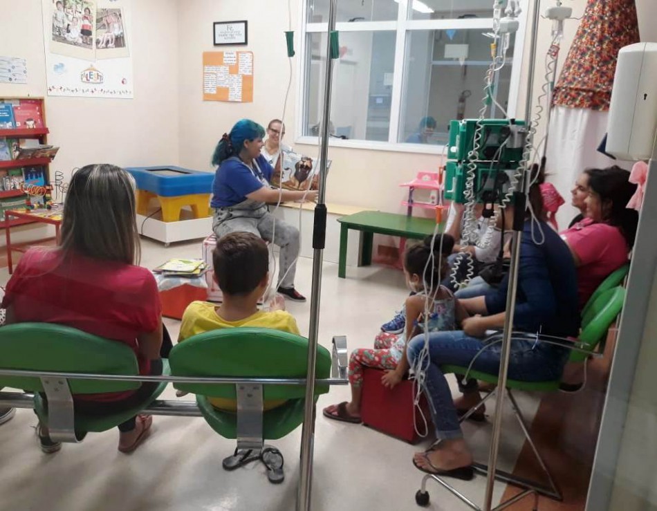 Crianças param para ouvir histórias no Hospital Santo Antônio