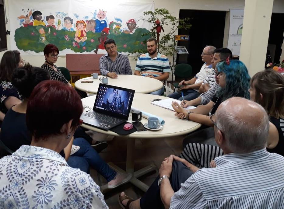 Encontro na biblioteca municipal debate a língua alemã