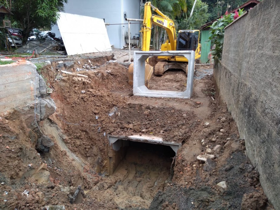 Seguem as obras de implantação de galeria pluvial na Rua Max Klabunde
