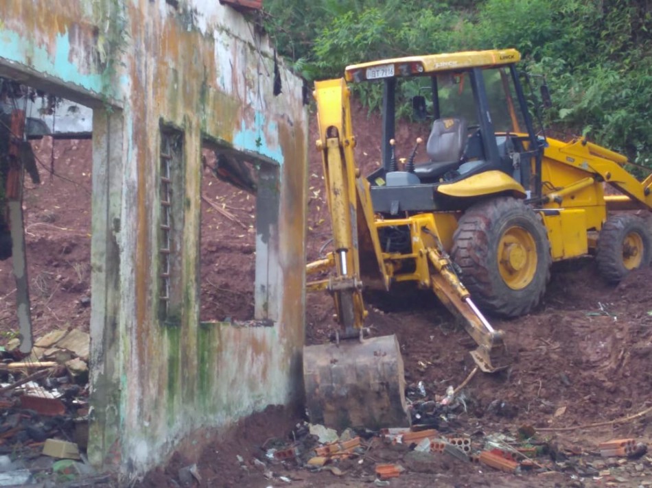 Defesa Civil acompanha demolição de estrutura em área de risco