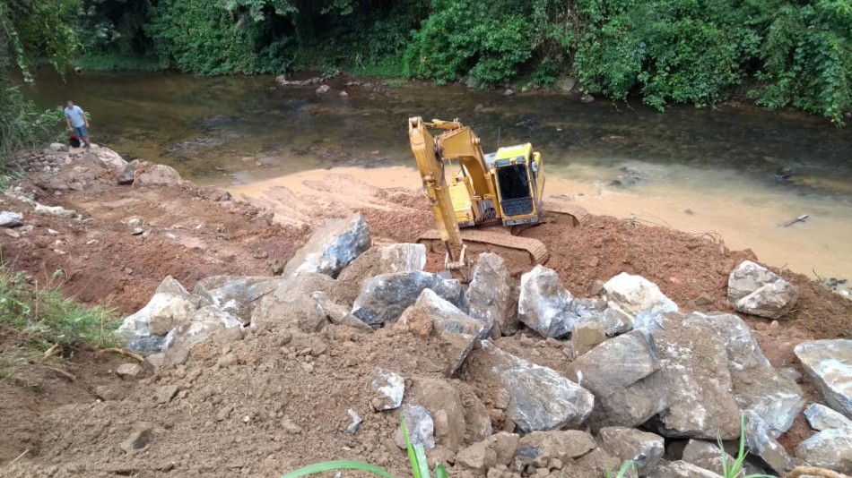 Rua Progresso recebe enrocamento de pedras às margens do Ribeirão Garcia