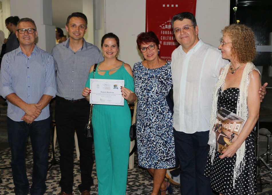 Empresa Amiga da Cultura doa molduras para obras