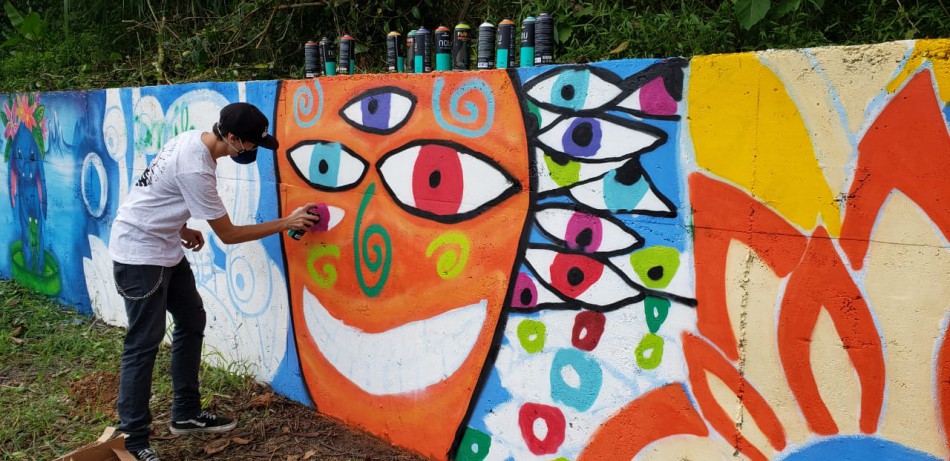 Grafite modifica visual no Bairro Glória