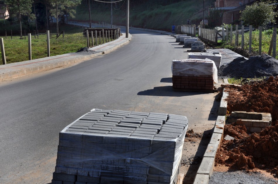 Passeios na Rua Wilhelm Knaesel Sênior estão sendo concluídos 