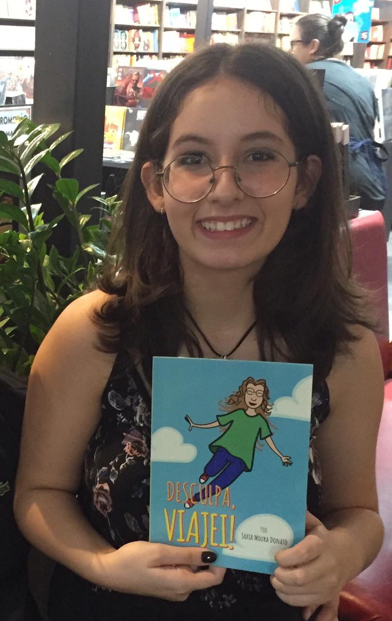Autora mirim lança obra poética em clima festivo