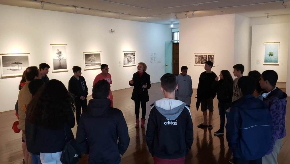 Jovens aprendizes visitam a Fundação Cultural