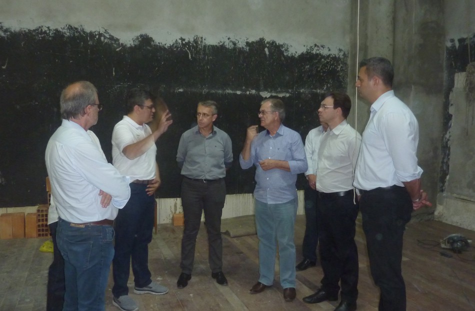 Comitiva faz vistoria nas obras do Auditório Carlos Jardim