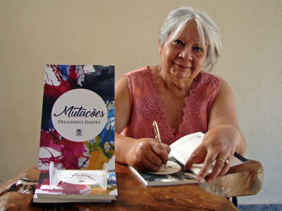 Delasnieve Daspet lança livro "Mutações" em Blumenau
