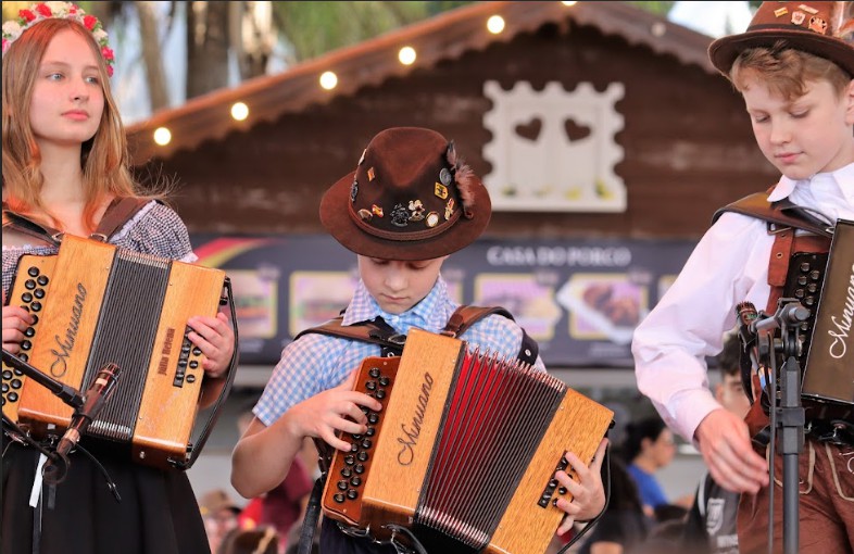 Apresentação da Fábrica de Gaiteiros anima oktoberfesteiros neste domingo