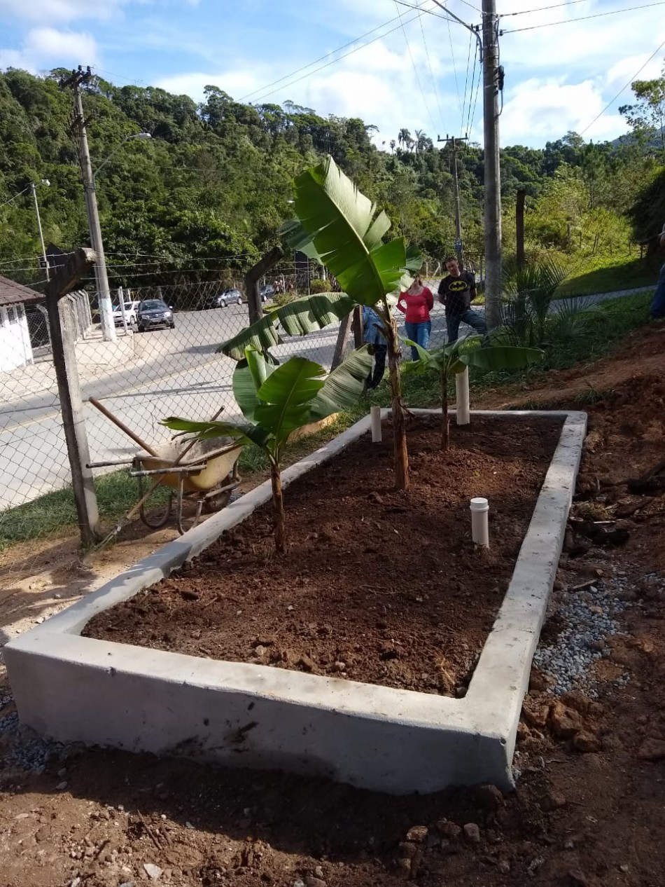 Moradores da Nova Rússia constroem fossa ecológica 