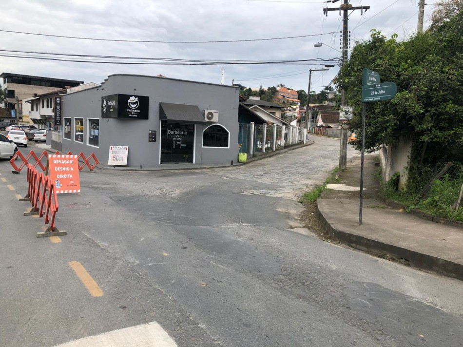 Trânsito na Rua 25 julho permanece em meia pista até a próxima semana