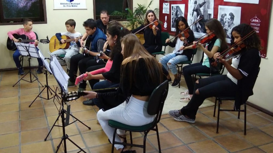 Sarau dos Namorados teve música, dança e poesia