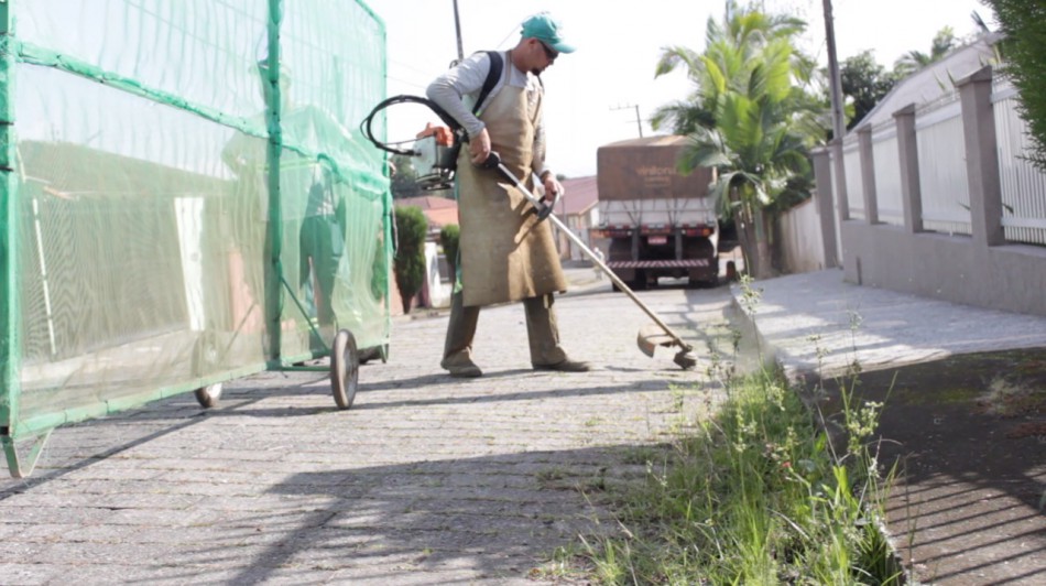 Prefeitura executa limpeza urbana e notifica proprietários 