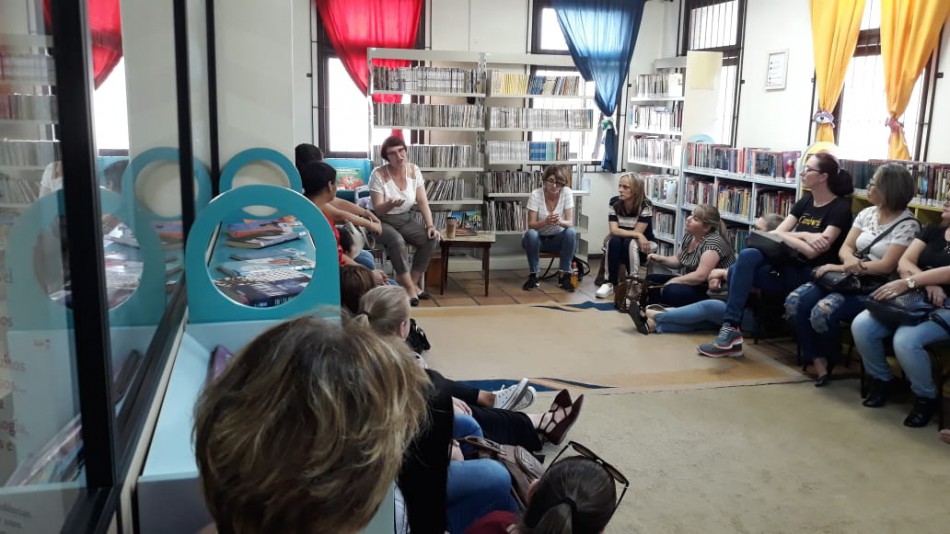 Biblioteca Fritz Müller recebe professoras do CEI Emma Tribess