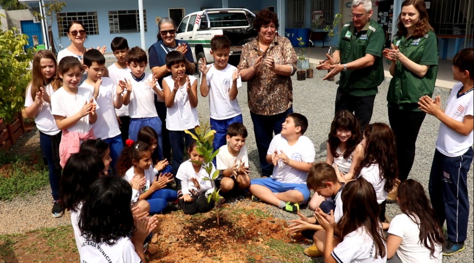 Meio Ambiente promove plantio de árvores em escolas de Blumenau