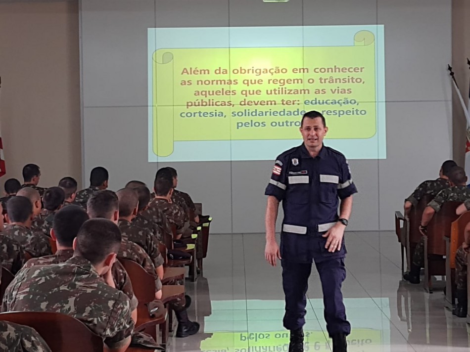 Guarda Municipal de Trânsito oferece orientação sobre segurança no trânsito aos soldados do 23º BI