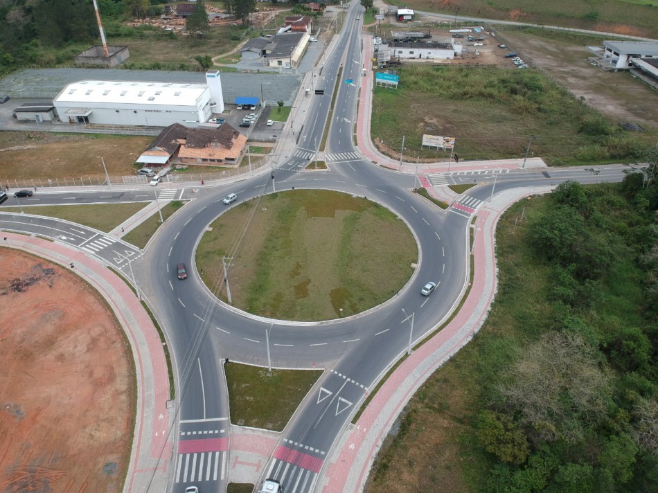 Prefeitura entrega rotatória na Itoupava Central e libera acesso pela Rua Mário Giese