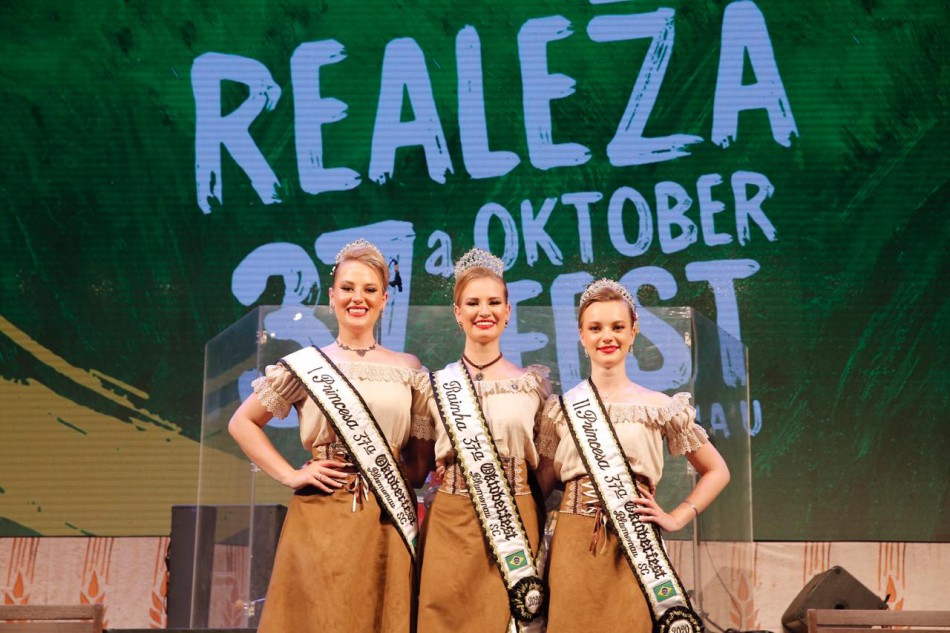 Sasha Benner Bauer é eleita rainha da 37ª Oktoberfest