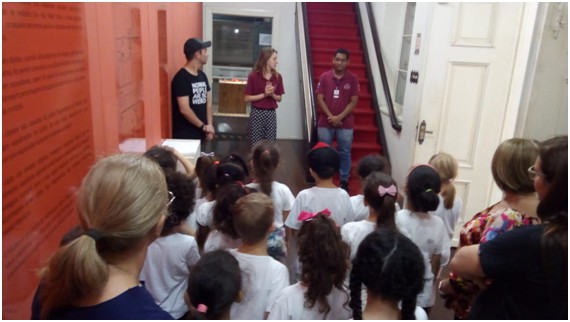 Crianças visitam Museu de Hábitos e Costumes