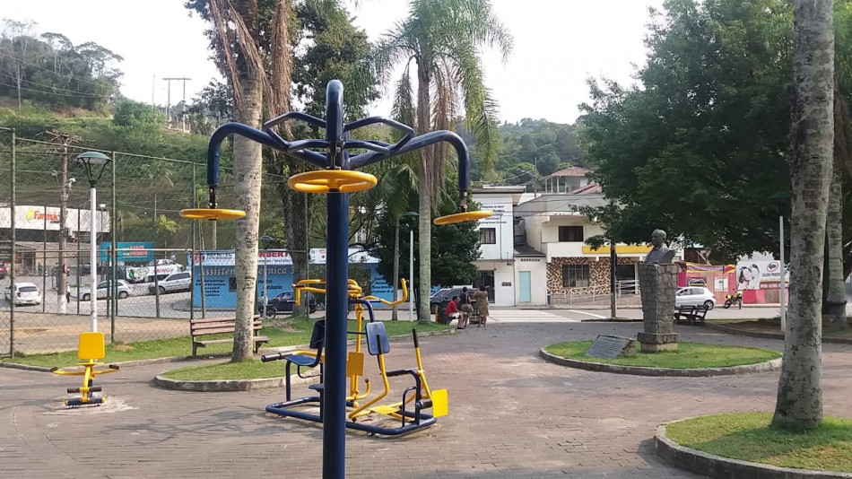Prefeitura finaliza colocação de aparelhos de ginástica na Praça Getúlio Vargas