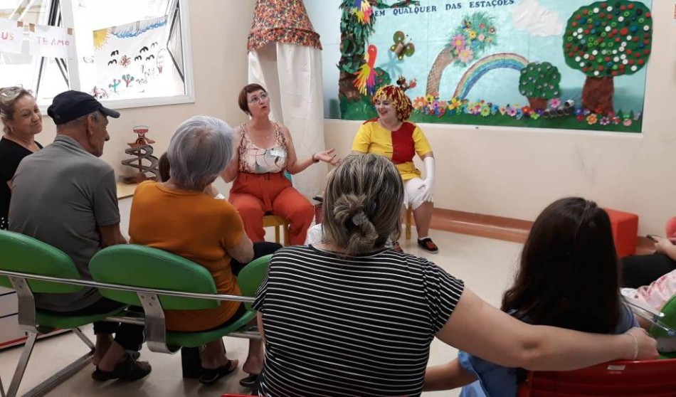 Histórias encantam crianças da área de pediatria do HSA