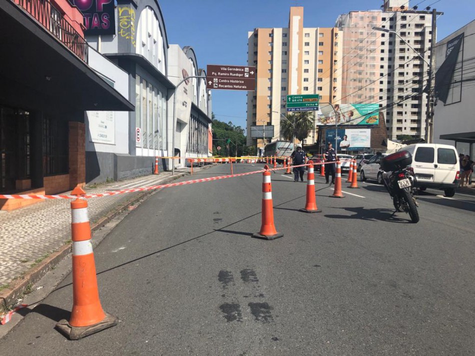 Faixas de trânsito em frente ao prédio histórico que sofreu incêndio na Rua São Paulo são interditadas