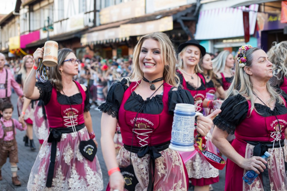 Último lote de vagas para desfilar na Oktoberfest Blumenau abre nesta quarta, dia 25