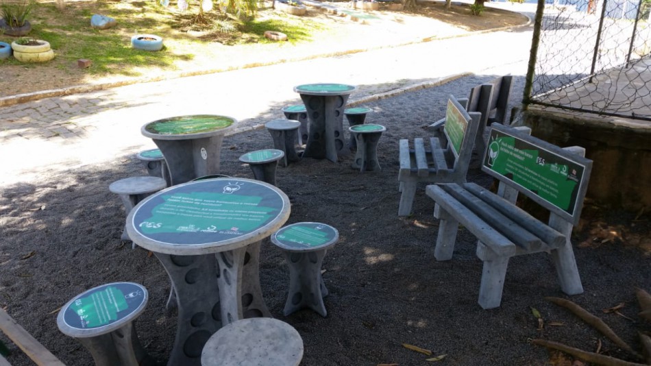 Escolas participantes do PES recebem móveis produzidos com material reciclável
