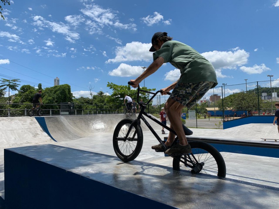 Prefeitura entrega nova pista de skate no Parque Ramiro Ruediger