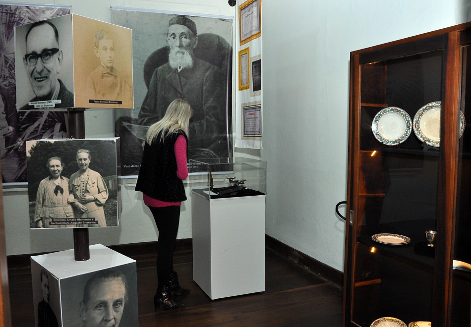 Museu da Família Colonial abre exposição e ganha novos ipês