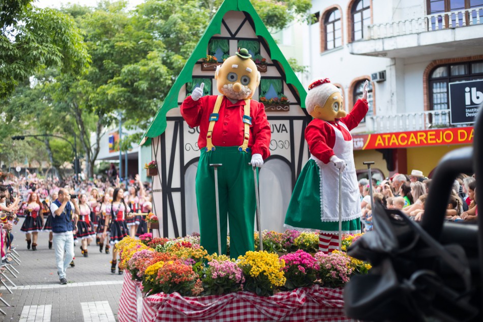1º lote de vagas para desfilar na Oktoberfest Blumenau abre nesta quarta, dia 11