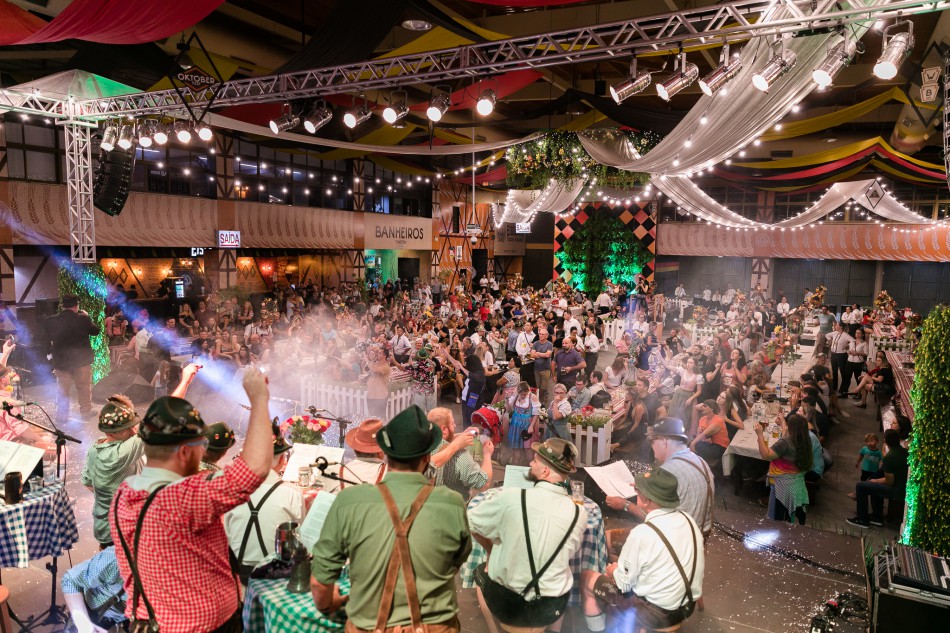 Último sábado de Sommerfest tem show com Velhos Camaradas, Vox 3 e Banda do Barril