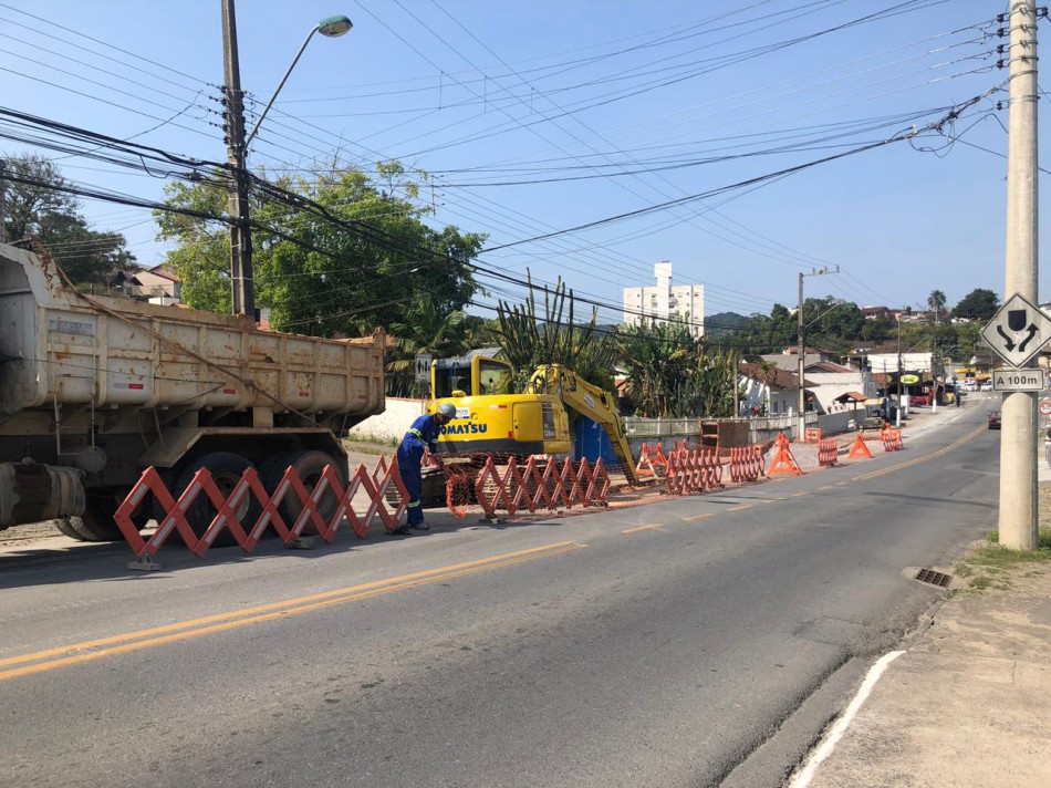 Obras de expansão de rede de água prosseguem na Rua 25 julho