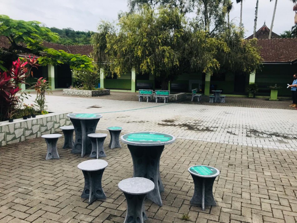 Escolas recebem mobiliários de resíduos recicláveis