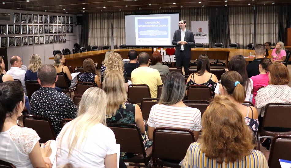 Controladoria-Geral do Município debate nova regulamentação de diárias.