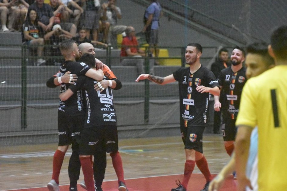 Blumenau Futsal vence seleção da Guatemala jogando no Sesi