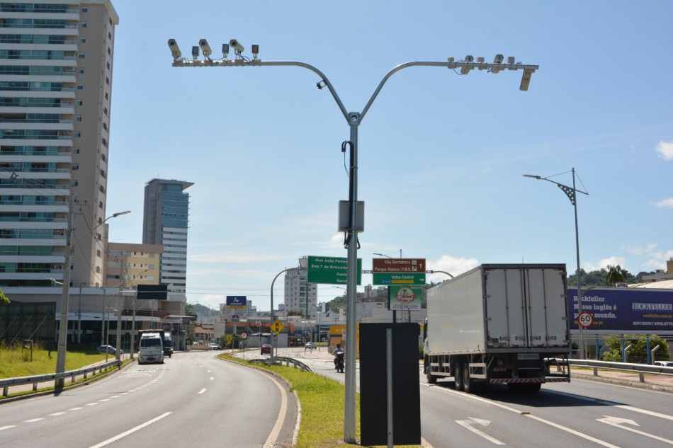 Leitores com sistema de OCR estão sendo instalados nas ruas de Blumenau