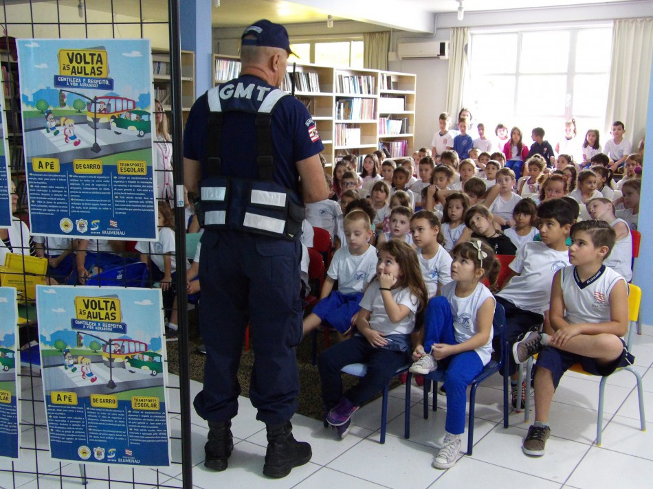 Com a novidade do ônibus-cinema, Escola Pública de Trânsito retoma atividades nas escolas 