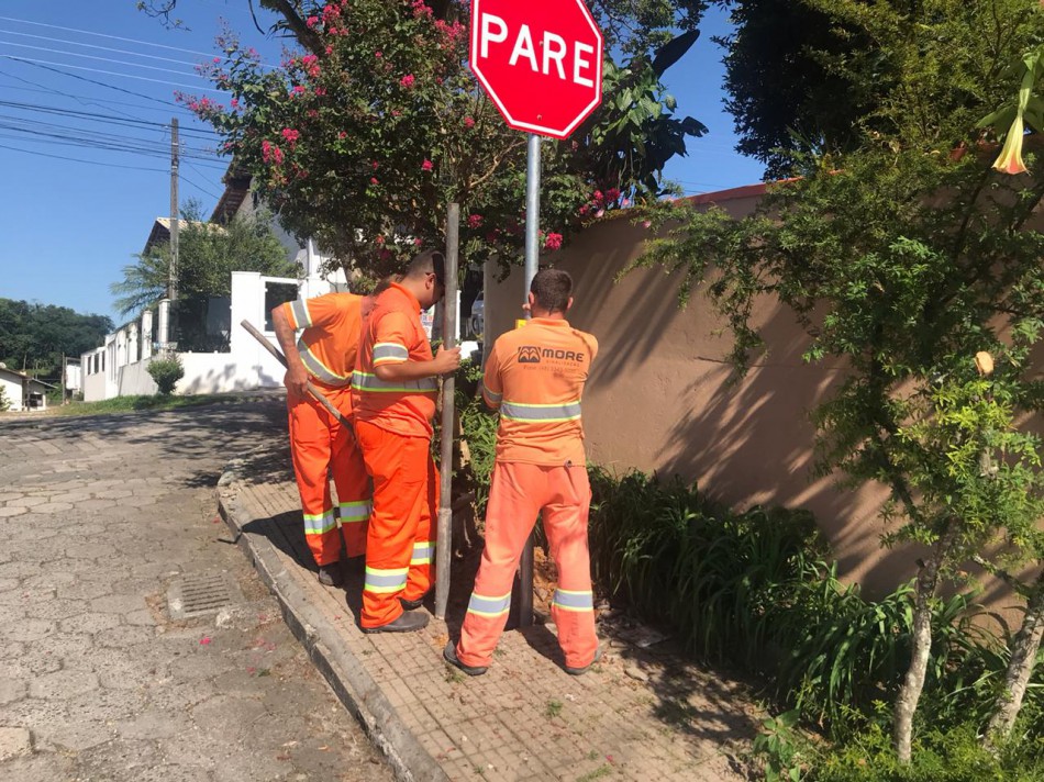 Nova sinalização vertical começa a ser instalada nos bairros de Blumenau