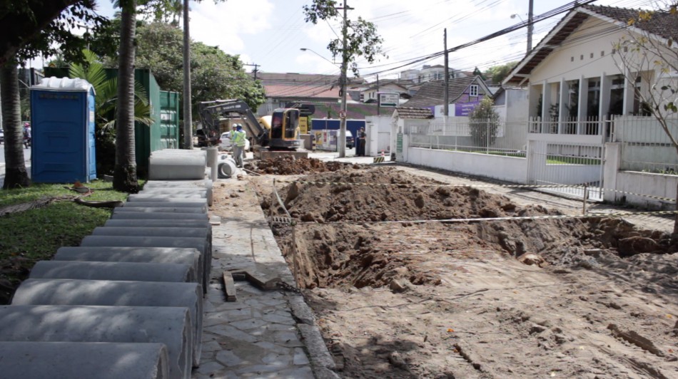 Obra no Distrito do Garcia em fase de terraplanagem e drenagem