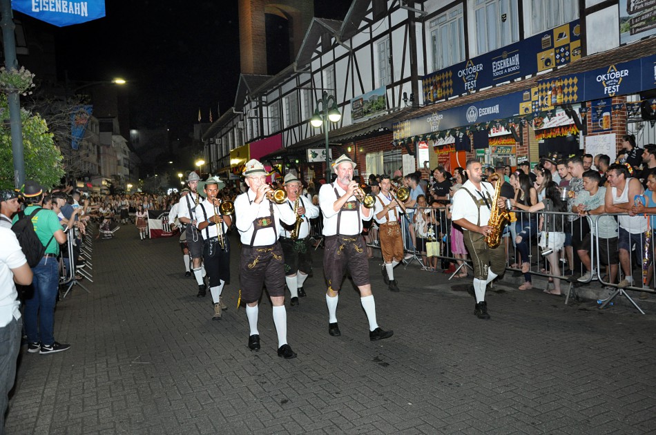 Confira como fica o trânsito no primeiro desfile da Oktoberfest Blumenau
