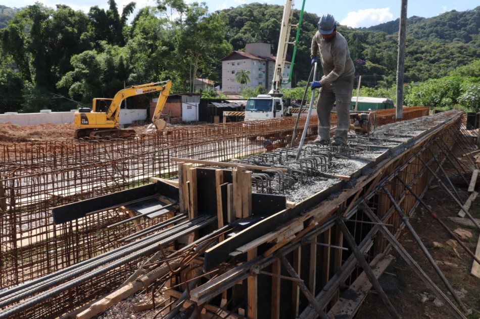 Primeira das seis vigas da Ponte no Garcia é concretada 