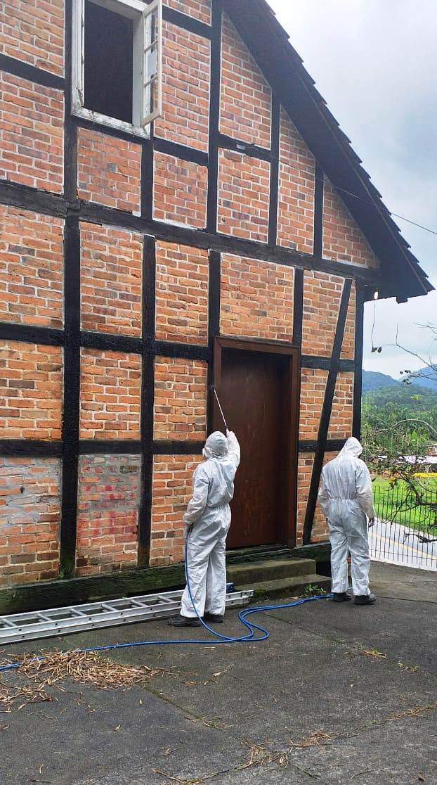 Escola Nº 1 passa por serviço de descupinização