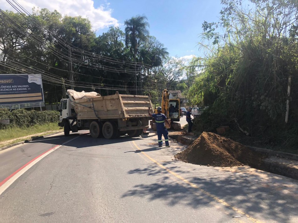 Trânsito permanece modificado no Fortaleza para colocação de adutora