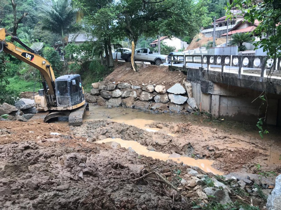 Começa obra em Ponte na Rua Ruy Barbosa 