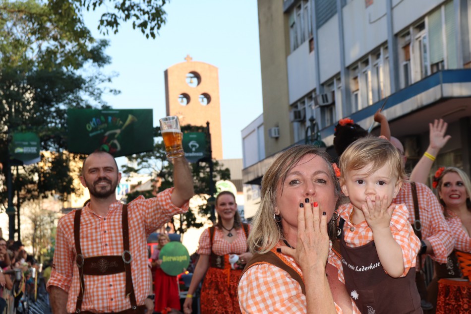 Segundo desfile da Oktoberfest alegra crianças na Rua XV de Novembro