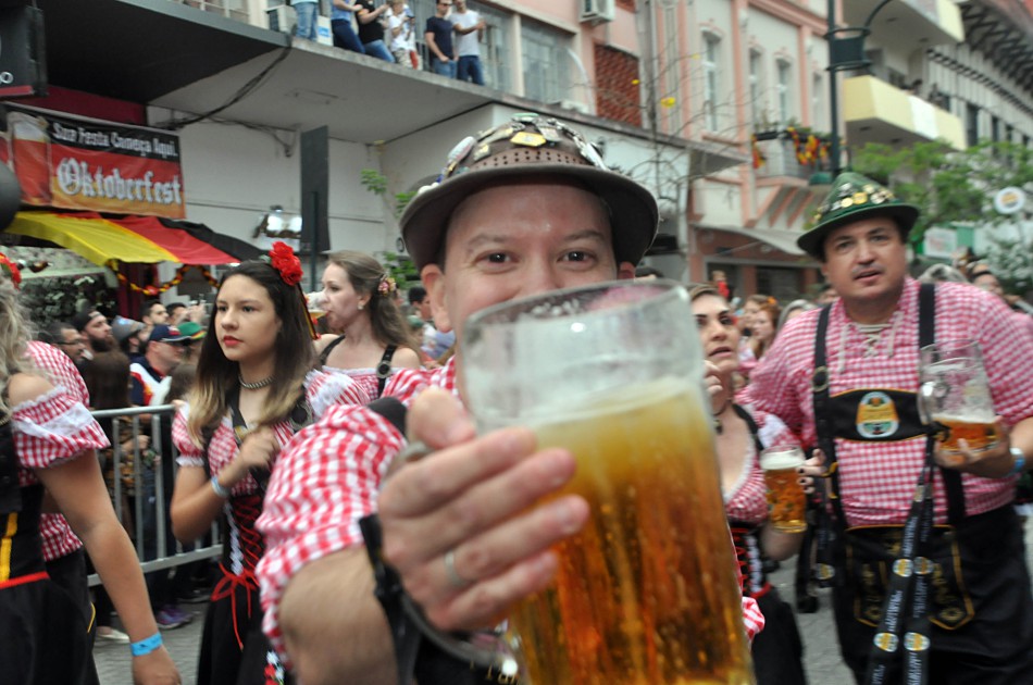 Ação antes dos desfiles da Oktoberfest alerta sobre a segurança no trânsito